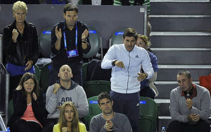 Trên khán đài, mẹ, bạn gái và HLV của Murray có sự cổ vũ nhiệt tình cho anh.