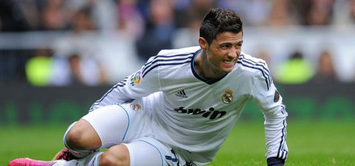 Cristiano Ronaldo có rất ít cơ hội thi đấu ở trận El Clasico sắp diễn ra, sau khi các bác sĩ ở Real Madrid cho biết tình hình chấn thương của anh có vẻ không tốt. Ronaldo bị đau mắt cá sau khi ghi 3 bàn vào lưới Getafe và đã phải rời sân sớm.