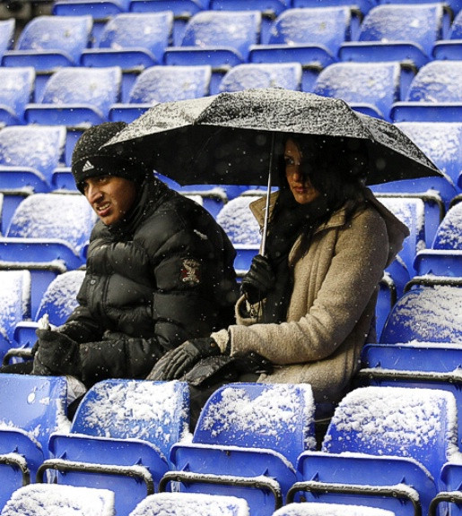 Tuyết rơi dày đặc, các khán đài vẫn có rất nhiều chỗ trống 15 phút trước khi trận đấu bắt đầu. Tuyết rơi dày đặc, các khán đài vẫn có rất nhiều chỗ trống 15 phút trước khi trận đấu bắt đầu.