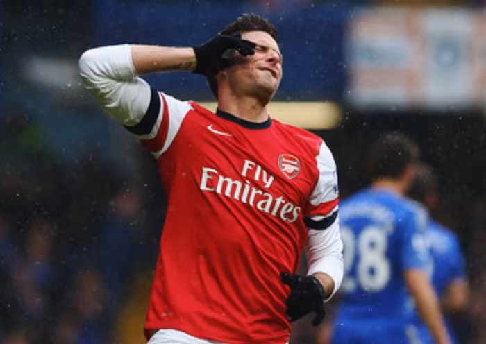 1. Hàng công Arsenal không đủ mạnh: Dù mạnh hơn trong hiệp 2, Arsenal không thực sự thử thách Petr Cech. Cech đổ người cứu thua 4 lần trong hiệp đấu này, còn các pha bóng còn lại hàng thủ Chelsea đều chắn hoặc cướp bóng thành công. Olivier Giroud tỏ ra kém duyên ghi bàn còn Walcott hay rơi vào bẫy việt vị (3 lần). Không có Arteta, Podolski và Oxlade-Chamberlain, Arsenal khá yếu về lựa chọn khi phải tràn lên tìm bàn gỡ.