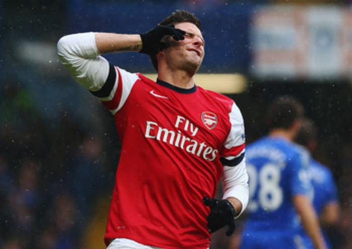 1. Hàng công Arsenal không đủ mạnh: Dù mạnh hơn trong hiệp 2, Arsenal không thực sự thử thách Petr Cech. Cech đổ người cứu thua 4 lần trong hiệp đấu này, còn các pha bóng còn lại hàng thủ Chelsea đều chắn hoặc cướp bóng thành công. Olivier Giroud tỏ ra kém duyên ghi bàn còn Walcott hay rơi vào bẫy việt vị (3 lần). Không có Arteta, Podolski và Oxlade-Chamberlain, Arsenal khá yếu về lựa chọn khi phải tràn lên tìm bàn gỡ.