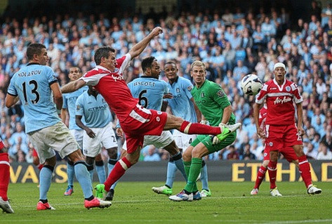 Chiến thắng trong đêm nay sẽ giúp Man City cắt khoảng cách với Man Utd xuống 2 điểm.