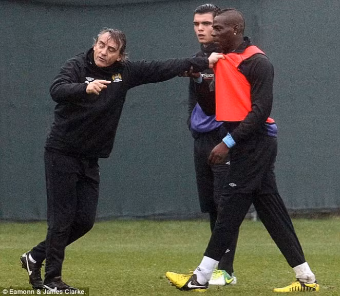 Nguyên nhân là bởi Balotelli có một cú vào bóng rất nguy hiểm với đồng đội.