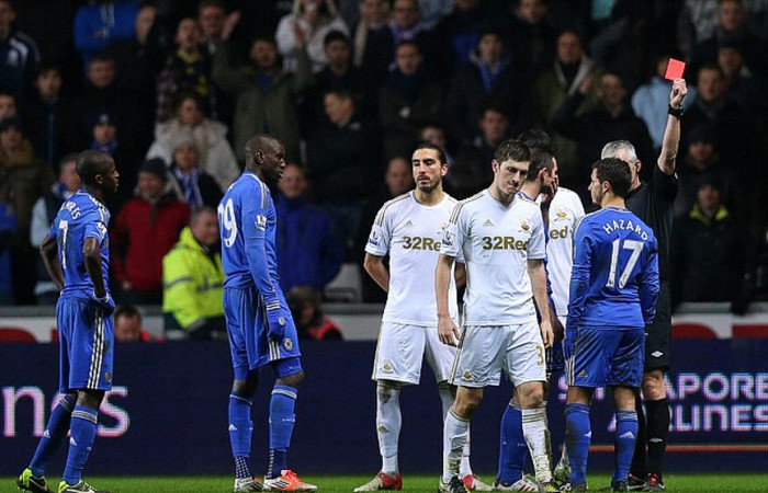 Sau một hồi trao đổi với các trợ lý, trọng tài Chris Foy đã quyết định rút thẻ đỏ đuổi Eden Hazard khỏi sân. Đây là thẻ đỏ đầu tiên mà ông Foy rút ra trong mùa bóng 2012/13 này.