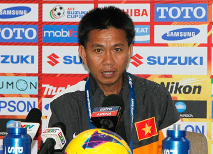 May lắm, ông huấn luyện viên trẻ tuổi Hoàng Anh Tuấn đã quyết định mình sẽ không đảm nhiệm công việc Huấn luyện viên trưởng đội tuyển bóng đá nam Việt Nam. Đó là chiếc ghế đã khiến không biết bao nhiêu nhà cầm quân phải ra đi trong tức tưởi, chỉ vì họ phải hứng chịu hậu quả của một quá trình xây dựng bóng đá tệ hại của VFF. May lắm, ông huấn luyện viên trẻ tuổi Hoàng Anh Tuấn đã quyết định mình sẽ không đảm nhiệm công việc Huấn luyện viên trưởng đội tuyển bóng đá nam Việt Nam. Đó là chiếc ghế đã khiến không biết bao nhiêu nhà cầm quân phải ra đi trong tức tưởi, chỉ vì họ phải hứng chịu hậu quả của một quá trình xây dựng bóng đá tệ hại của VFF.