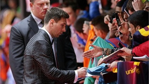 Messi ký tặng các fan trên đường vào đại sảnh. Messi ký tặng các fan trên đường vào đại sảnh.