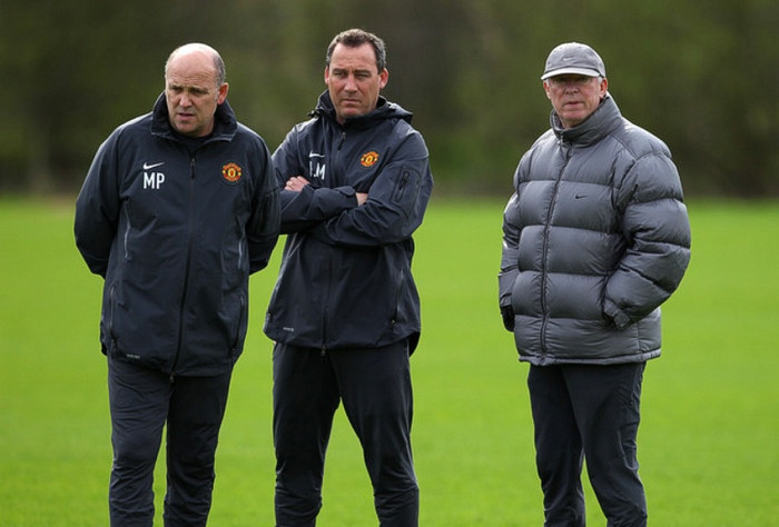 Không chỉ là những trận đấu, Sir Alex Ferguson sẽ còn phải lo lắng về tương lai của CLB sau khi ông ra đi. Đã 71 tuổi, sức khỏe của Sir Alex có thể đi xuống bất cứ lúc nào, do vậy mọi việc ông nên làm bây giờ là áp đặt lối chơi cho Man Utd sau khi ông ra đi, cũng như tìm một HLV thay thế sẽ kế tục lối chơi mà ông đề ra. Không chỉ là những trận đấu, Sir Alex Ferguson sẽ còn phải lo lắng về tương lai của CLB sau khi ông ra đi. Đã 71 tuổi, sức khỏe của Sir Alex có thể đi xuống bất cứ lúc nào, do vậy mọi việc ông nên làm bây giờ là áp đặt lối chơi cho Man Utd sau khi ông ra đi, cũng như tìm một HLV thay thế sẽ kế tục lối chơi mà ông đề ra.
