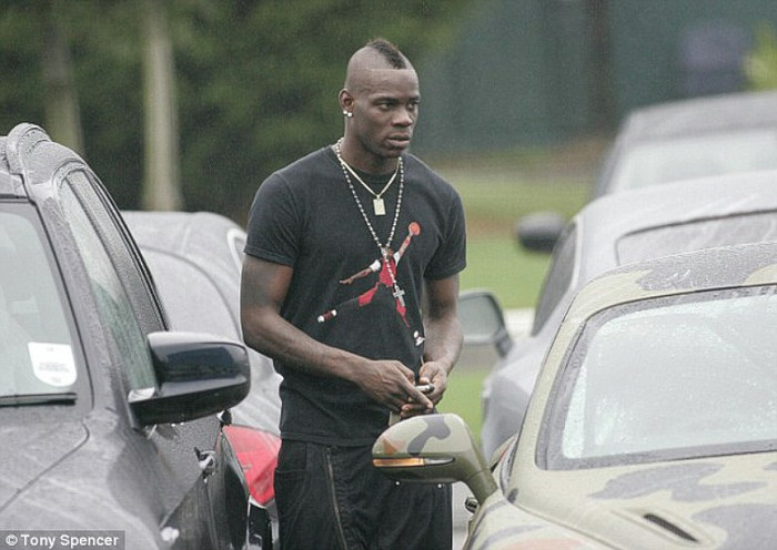 Balotelli cũng rời sân tập ngay sau sự vụ. Balotelli cũng rời sân tập ngay sau sự vụ.