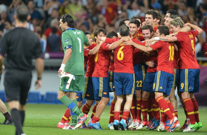 1. Đội tuyển Tây Ban Nha vẫn sẽ đứng đầu BXH FIFA và sẽ vô địch Cúp Liên lục địa trong năm 2013: Họ đang có một nền tảng phát triển bóng đá quá tốt, với La Liga là một trong những giải đấu hấp dẫn nhất thế giới và được thống trị bởi những tài năng bản địa. Mà một khi những tài năng bản địa tỏa sáng ở La Liga, không có lý do gì họ lại không tỏa sáng ở ĐTQG. 1. Đội tuyển Tây Ban Nha vẫn sẽ đứng đầu BXH FIFA và sẽ vô địch Cúp Liên lục địa trong năm 2013: Họ đang có một nền tảng phát triển bóng đá quá tốt, với La Liga là một trong những giải đấu hấp dẫn nhất thế giới và được thống trị bởi những tài năng bản địa. Mà một khi những tài năng bản địa tỏa sáng ở La Liga, không có lý do gì họ lại không tỏa sáng ở ĐTQG.