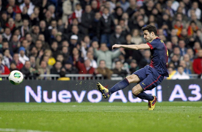 7. Barca phải đổi chiến thuật khi đấu với Real: Nếu không có Messi (như đã nói ở điều 2) cùng sự phân phối bóng tốt của các tiền vệ, hàng công Barca đã không tạo ra được cơ hội ăn bàn cũng như pha lập công của Fabregas. Barca cần phải có những cú đánh trực diện để khiến hàng thủ Real chệch choạc và buộc các tiền vệ phòng ngự của Real phải lùi xuống, tạo cơ hội dứt điểm tuyến 2 cho các tiền vệ Barca. Một trung phong như David Villa hay Cristian Tello sẽ rất hữu dụng trong vai trò đó. 7. Barca phải đổi chiến thuật khi đấu với Real: Nếu không có Messi (như đã nói ở điều 2) cùng sự phân phối bóng tốt của các tiền vệ, hàng công Barca đã không tạo ra được cơ hội ăn bàn cũng như pha lập công của Fabregas. Barca cần phải có những cú đánh trực diện để khiến hàng thủ Real chệch choạc và buộc các tiền vệ phòng ngự của Real phải lùi xuống, tạo cơ hội dứt điểm tuyến 2 cho các tiền vệ Barca. Một trung phong như David Villa hay Cristian Tello sẽ rất hữu dụng trong vai trò đó.