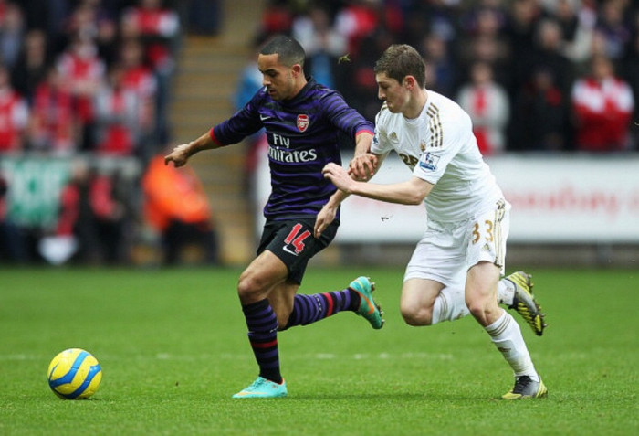 Walcott khiến Arsene Wenger nổi cáu sau khi thực hiện một cú sút phạt đi chìm và trúng hàng rào ở cự ly đá phạt khá thuận lợi. Walcott khiến Arsene Wenger nổi cáu sau khi thực hiện một cú sút phạt đi chìm và trúng hàng rào ở cự ly đá phạt khá thuận lợi.