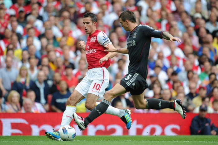 1. Robin Van Persie – Daniel Agger: Đây sẽ là lần đầu họ gặp nhau kể từ khi Van Persie rời Arsenal. 16 bàn thắng từ 74 cú sút là một con số rất đáng ngại cho mọi hàng thủ chứ không riêng gì Liverpool, và họ bằng mọi giá phải ngăn ngừa Van Persie có bóng chứ chưa nói tới việc không cho anh này sút. Daniel Agger sẽ đảm nhiệm vai trò này. Phong độ của cá nhân Agger đã khởi sắc kể từ cuối tháng 11 và anh cũng đã có những trận đấu đóng vai người hùng (gặp Southampton ngày 1/12/2012). 1. Robin Van Persie – Daniel Agger: Đây sẽ là lần đầu họ gặp nhau kể từ khi Van Persie rời Arsenal. 16 bàn thắng từ 74 cú sút là một con số rất đáng ngại cho mọi hàng thủ chứ không riêng gì Liverpool, và họ bằng mọi giá phải ngăn ngừa Van Persie có bóng chứ chưa nói tới việc không cho anh này sút. Daniel Agger sẽ đảm nhiệm vai trò này. Phong độ của cá nhân Agger đã khởi sắc kể từ cuối tháng 11 và anh cũng đã có những trận đấu đóng vai người hùng (gặp Southampton ngày 1/12/2012).