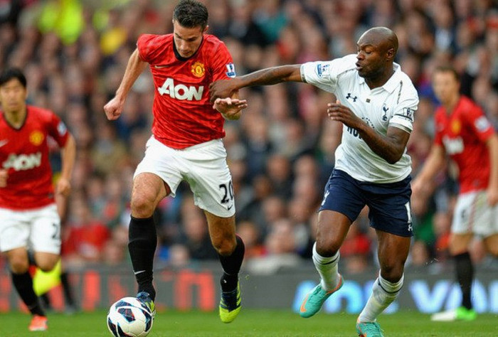 Trong trận lượt đi, Tottenham dẫn trước 2-0 sau hiệp 1 nhờ công của Vertonghen và Bale. Trong hiệp 2, Nani và Kagawa ghi bàn cho Man Utd, nhưng xen giữa đó là bàn thắng của Clint Dempsey, và Spurs bảo vệ thành công thế dẫn trước. Trong trận lượt đi, Tottenham dẫn trước 2-0 sau hiệp 1 nhờ công của Vertonghen và Bale. Trong hiệp 2, Nani và Kagawa ghi bàn cho Man Utd, nhưng xen giữa đó là bàn thắng của Clint Dempsey, và Spurs bảo vệ thành công thế dẫn trước.