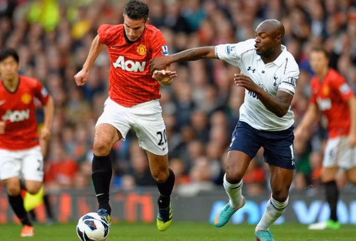 Trong trận lượt đi, Tottenham dẫn trước 2-0 sau hiệp 1 nhờ công của Vertonghen và Bale. Trong hiệp 2, Nani và Kagawa ghi bàn cho Man Utd, nhưng xen giữa đó là bàn thắng của Clint Dempsey, và Spurs bảo vệ thành công thế dẫn trước.