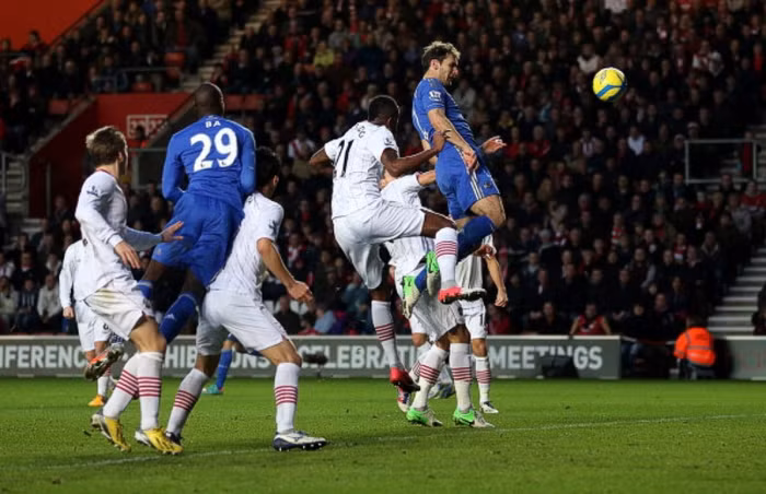 Ivanovic không bị ai cản trở khi nhảy lên ghi bàn.