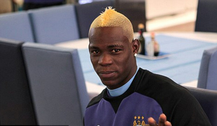 Mario Balotelli cho trình làng bộ tóc vàng mới toanh khi tới sân tập. Mario Balotelli cho trình làng bộ tóc vàng mới toanh khi tới sân tập.