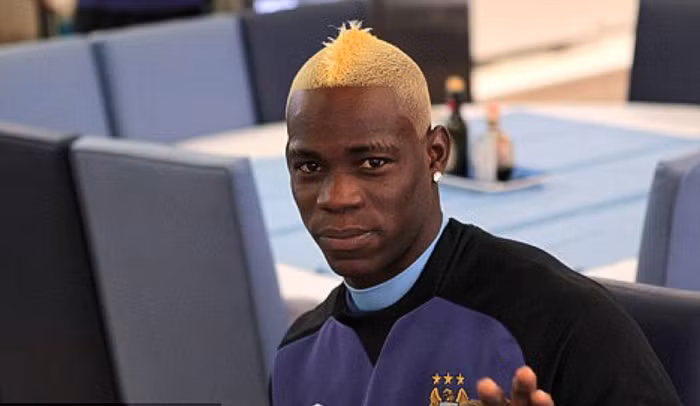 Mario Balotelli cho trình làng bộ tóc vàng mới toanh khi tới sân tập.