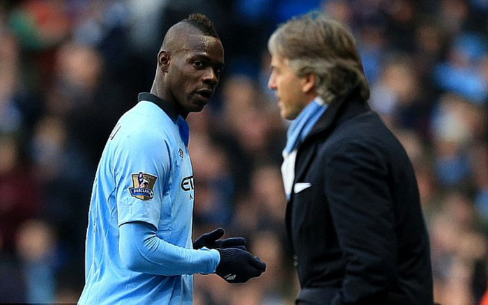 6. Bị thay ra giữa chừng trận derby Manchester và ném cho HLV cái nhìn chết chóc.