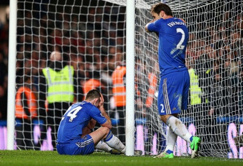 Ivanovic và Cahill đau lòng khi không thể bảo vệ khung thành trước Swansea ở những phút cuối.