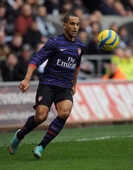 Nếu, và có lẽ điều này sẽ xảy ra, Theo Walcott được gia hạn hợp đồng với Arsenal, bản thân Walcott sẽ giành được rất nhiều hơn cả số tiền lương được tăng thêm lẫn vị thế ngôi sao mà anh mới giành được ở sân Emirates. Nếu, và có lẽ điều này sẽ xảy ra, Theo Walcott được gia hạn hợp đồng với Arsenal, bản thân Walcott sẽ giành được rất nhiều hơn cả số tiền lương được tăng thêm lẫn vị thế ngôi sao mà anh mới giành được ở sân Emirates.