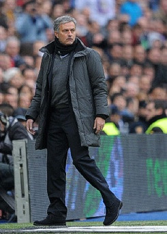 Đánh bại Barcelona là khó, nhưng nếu Jose Mourinho không làm được, cổ động viên Madrid sẽ đòi ông phải ra đi. Đánh bại Barcelona là khó, nhưng nếu Jose Mourinho không làm được, cổ động viên Madrid sẽ đòi ông phải ra đi.