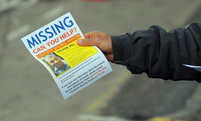 Ông Santanu Pal đang tuyệt vọng đi tìm con trai Souvik Pal, một sinh viên người Manchester đã mất tích từ ngày đầu năm mới cho tới giờ. Ông đang rải tờ rơi ngoài sân Old Trafford.