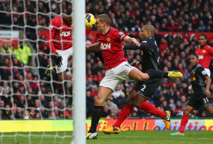 Trong trận Man Utd 2-1 Liverpool, tỷ số được nâng lên 2-0 phút 54 nhờ công Nemanja Vidic, trong một pha bóng mà có vẻ Evra đánh đầu trước rồi bóng chạm Vidic đi vào lưới. Bàn thắng được tính cho Vidic. Trong trận Man Utd 2-1 Liverpool, tỷ số được nâng lên 2-0 phút 54 nhờ công Nemanja Vidic, trong một pha bóng mà có vẻ Evra đánh đầu trước rồi bóng chạm Vidic đi vào lưới. Bàn thắng được tính cho Vidic.
