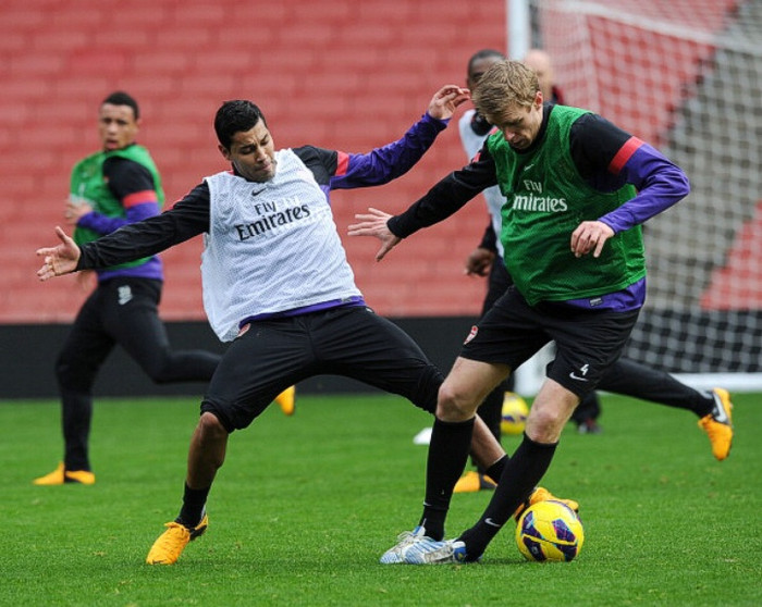 Trận thắng 2-0 của Swansea trong tháng 12 vừa qua làm bẽ mặt Arsene Wenger và các học trò, vì thế chắc chắn các Pháo thủ không muốn để thua hôm nay. Tuy nhiên Swansea có đầy đủ lực lượng trong tay, bao gồm cả chân sút thượng thặng Michu. Trận thắng 2-0 của Swansea trong tháng 12 vừa qua làm bẽ mặt Arsene Wenger và các học trò, vì thế chắc chắn các Pháo thủ không muốn để thua hôm nay. Tuy nhiên Swansea có đầy đủ lực lượng trong tay, bao gồm cả chân sút thượng thặng Michu.