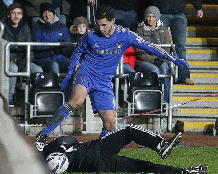 Phút 79 trận Swansea 0-0 Chelsea, Hazard lao ra ngoài đường biên cứu bóng nhưng không thành. Một cậu bé nhặt bóng đã giữ chặt lấy bóng, nhất quyết không đưa cho Hazard. Không lấy được bóng, tiền vệ người Bỉ đã đá vào cậu bé này.