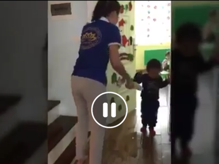 Cô giáo trường mầm non Sen Vàng đang cầm dép đánh vào đầu cháu bé do đi tiểu không đúng chỗ (ảnh cắt từ clip) Cô giáo trường mầm non Sen Vàng đang cầm dép đánh vào đầu cháu bé do đi tiểu không đúng chỗ (ảnh cắt từ clip)