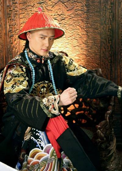 Gia nhập làng giải trí từ năm 1998, sau thời gian dài Phùng Thiệu Phong đã dần khẳng định được vị trí của mình. Với vai diễn Bát A ca trong Cung tỏa tâm ngọc, tên tuổi của Phùng Thiệu Phong trở nên nổi như cồn. Năm 2011, Phùng Thiệu Phong cũng ghi dấu ấn sâu sắc khi tham gia nhiều dự án phim: Cung tỏa châu liêm, Hồng môn yến, Họa bì 2,… Gia nhập làng giải trí từ năm 1998, sau thời gian dài Phùng Thiệu Phong đã dần khẳng định được vị trí của mình. Với vai diễn Bát A ca trong Cung tỏa tâm ngọc, tên tuổi của Phùng Thiệu Phong trở nên nổi như cồn. Năm 2011, Phùng Thiệu Phong cũng ghi dấu ấn sâu sắc khi tham gia nhiều dự án phim: Cung tỏa châu liêm, Hồng môn yến, Họa bì 2,…