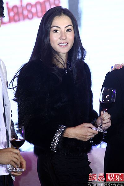 Còn Trương Bá Chi phát biểu cảm nghĩ về tình yêu - chủ đề của bộ phim: “Đem lòng yêu một người đa tình chính là một sự mạo hiểm, bởi ta sẽ luôn có cảm giác lo sợ sẽ mất người ấy”.