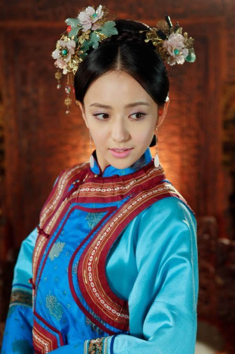 Sở hữu gương mặt đẹp thanh khiết, nhan sắc yêu kiều, Đồng Lệ Á được khán giả yêu mến dành tặng danh hiệu Tiểu Hoa đán. Được yêu mến với rất nhiều vai diễn, đặc biệt với vai nàng Tố Ngôn trong Cung tỏa tâm ngọc, Đồng Lệ Á ngày càng chứng tỏ sức hút của mình trong làng giải trí.Bộ phim mới nhất Đồng Lệ Á tham gia là Căn nhà màu tía đóng cặp với Uông Đông Thành. Sở hữu gương mặt đẹp thanh khiết, nhan sắc yêu kiều, Đồng Lệ Á được khán giả yêu mến dành tặng danh hiệu Tiểu Hoa đán. Được yêu mến với rất nhiều vai diễn, đặc biệt với vai nàng Tố Ngôn trong Cung tỏa tâm ngọc, Đồng Lệ Á ngày càng chứng tỏ sức hút của mình trong làng giải trí.Bộ phim mới nhất Đồng Lệ Á tham gia là Căn nhà màu tía đóng cặp với Uông Đông Thành.