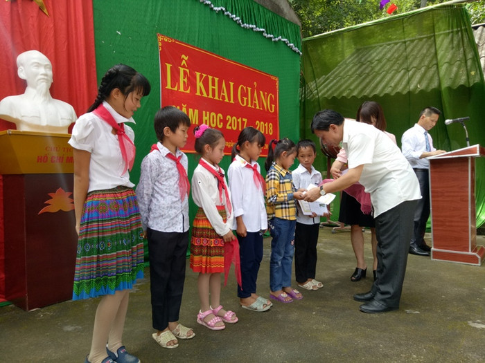 Ông Lương Minh Thông, Bí thư huyện Mường Lát trao thưởng cho các em có thành tích học tập tốt (ảnh Hữu Chí/giaoduc.net.vn). Ông Lương Minh Thông, Bí thư huyện Mường Lát trao thưởng cho các em có thành tích học tập tốt (ảnh Hữu Chí/giaoduc.net.vn).