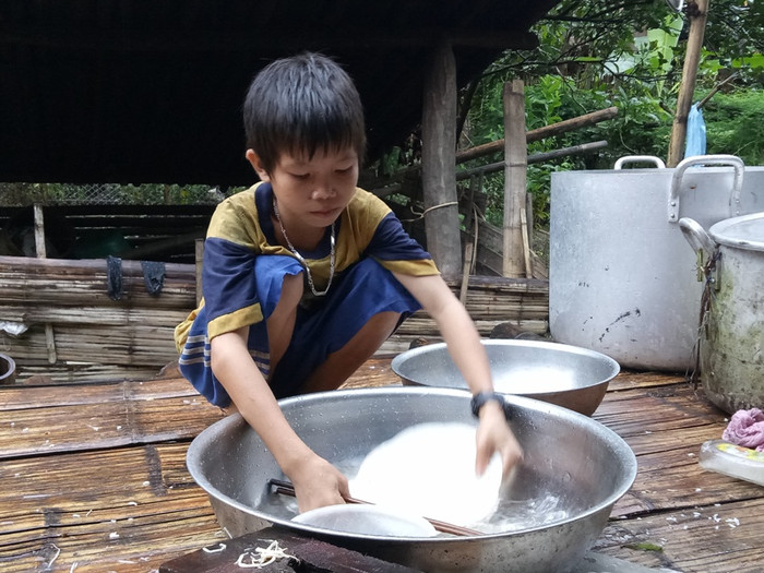 Công việc hàng ngày của em Lương Văn Nhuận phụ giúp ông bà (ảnh Hữu Chí/giaoduc.net.vn). Công việc hàng ngày của em Lương Văn Nhuận phụ giúp ông bà (ảnh Hữu Chí/giaoduc.net.vn).