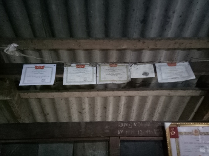 Năm học nào em Lương Văn Nhuận cũng đạt được thành tích tốt, có giấy khen và những phần thưởng (ảnh Hữu Chí/giaoduc.net.vn). Năm học nào em Lương Văn Nhuận cũng đạt được thành tích tốt, có giấy khen và những phần thưởng (ảnh Hữu Chí/giaoduc.net.vn).