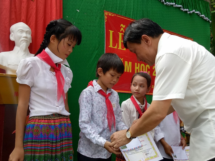 Em Lương Văn Nhuận vui mừng nhận phần thưởng (ảnh Hữu Chí/giaoduc.net.vn). Em Lương Văn Nhuận vui mừng nhận phần thưởng (ảnh Hữu Chí/giaoduc.net.vn).