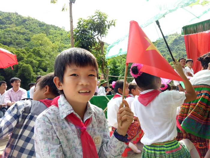 Nhuận cùng các bạn vui cười trong ngày tựu trường (ảnh Hữu Chí/giaoduc.net.vn). Nhuận cùng các bạn vui cười trong ngày tựu trường (ảnh Hữu Chí/giaoduc.net.vn).