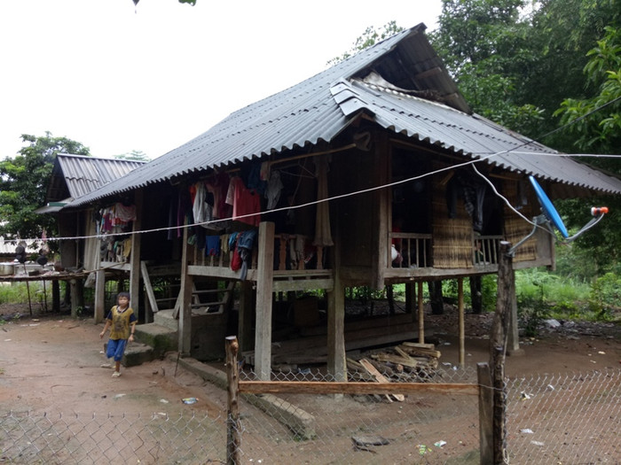 Căn nhà sàn của bà Lương Thị Phuồn, bà ngoại của em Lương Văn Nhuận, học sinh lớp 4, Trường tiểu học Trung Lý II, xã Trung Lý, huyện Mường Lát, tỉnh Thanh Hóa (ảnh Hữu Chí/giaoduc.net.vn). Căn nhà sàn của bà Lương Thị Phuồn, bà ngoại của em Lương Văn Nhuận, học sinh lớp 4, Trường tiểu học Trung Lý II, xã Trung Lý, huyện Mường Lát, tỉnh Thanh Hóa (ảnh Hữu Chí/giaoduc.net.vn).