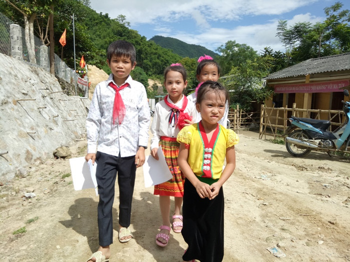 Nhuận cùng các bạn tung tăng bước đến trường (ảnh Hữu Chí/giaoduc.net.vn). Nhuận cùng các bạn tung tăng bước đến trường (ảnh Hữu Chí/giaoduc.net.vn).