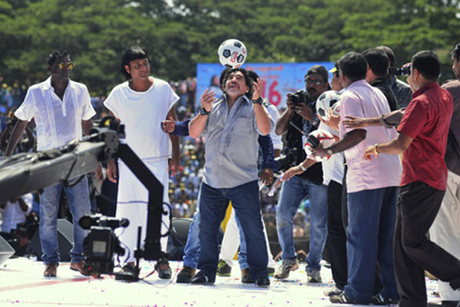 Ông thể hiện tài nghệ tâng bóng. Ông thể hiện tài nghệ tâng bóng.