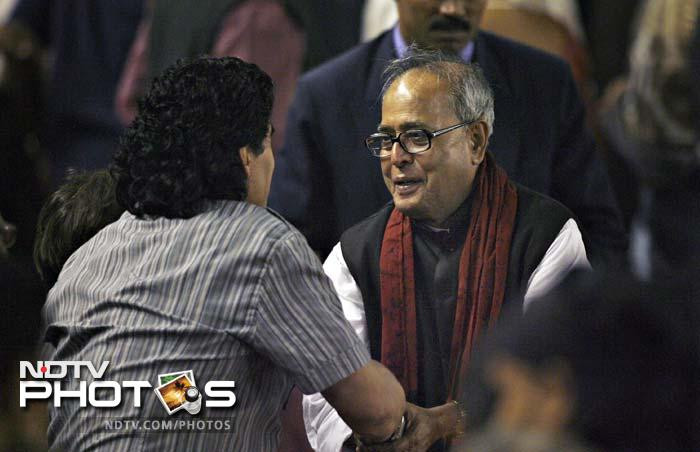 Quan chức trong Chính phủ cũng tới chào đón Maradona. Quan chức trong Chính phủ cũng tới chào đón Maradona.