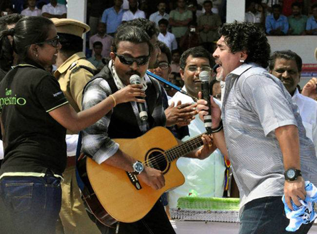 Cựu HLV trưởng Argentina hát hò tưng bừng. Cựu HLV trưởng Argentina hát hò tưng bừng.