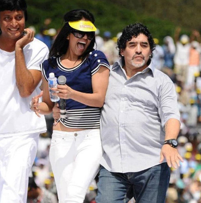 "Cậu bé vàng" rất hưng phấn biểu diễn trước đám đông. "Cậu bé vàng" rất hưng phấn biểu diễn trước đám đông.