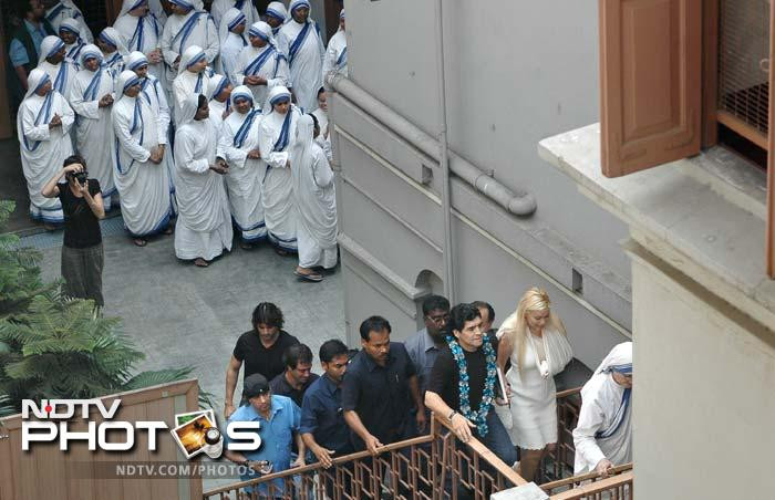 Maradona tới tu viện làm từ thiện. Maradona tới tu viện làm từ thiện.