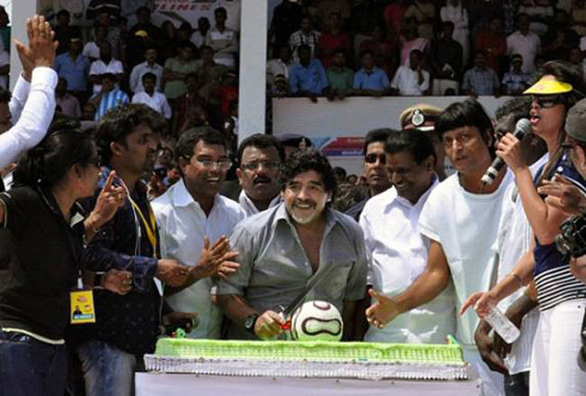 Người dân Ấn Độ rất hâm mộ "Cậu bé vàng". Người dân Ấn Độ rất hâm mộ "Cậu bé vàng".