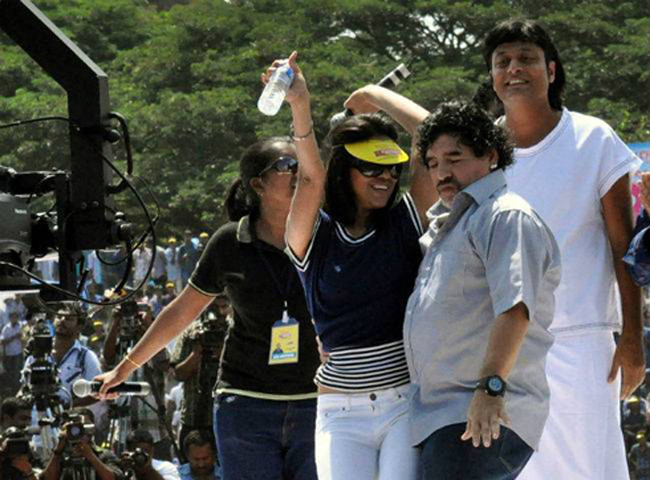 Maradona uốn éo với người đẹp. Maradona uốn éo với người đẹp.