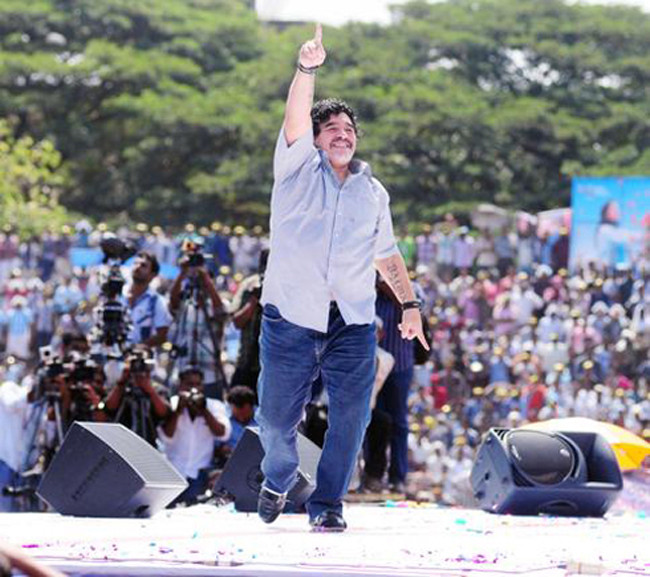 Ông được chào đón như người hùng ở Ấn Độ. Ông được chào đón như người hùng ở Ấn Độ.