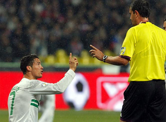 Ronaldo phân trần với trọng tài về lối đá rắn của Nga.