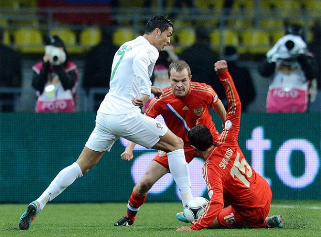 Mọi pha đi bóng của CR7 đều bị cản phá.